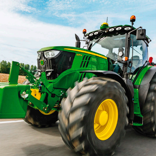 Tractor agrícola verde en terreno de cultivo