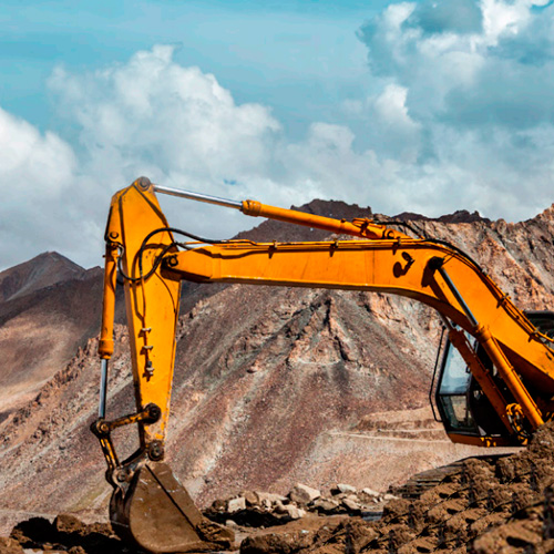 Excavadora trabajando en una faena de construcción