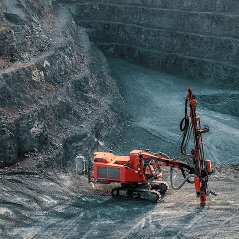 Camión de extracción operando en minería a cielo abierto